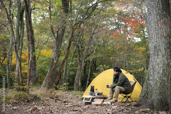 Obraz 秋のソロキャンプ を楽しむ男性