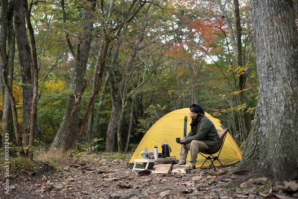 Obraz 秋のソロキャンプ を楽しむ男性