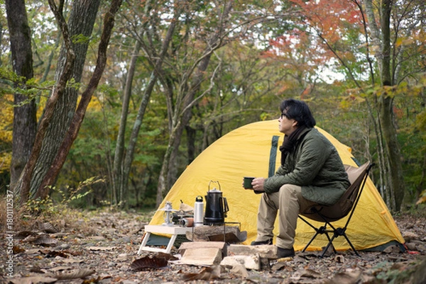 Obraz 秋のソロキャンプ を楽しむ男性