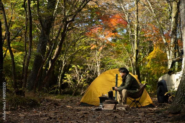 Obraz 秋のソロキャンプ を楽しむ男性