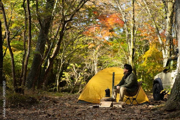 Obraz 秋のソロキャンプ を楽しむ男性