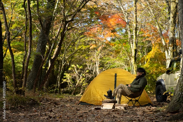 Obraz 秋のソロキャンプ を楽しむ男性