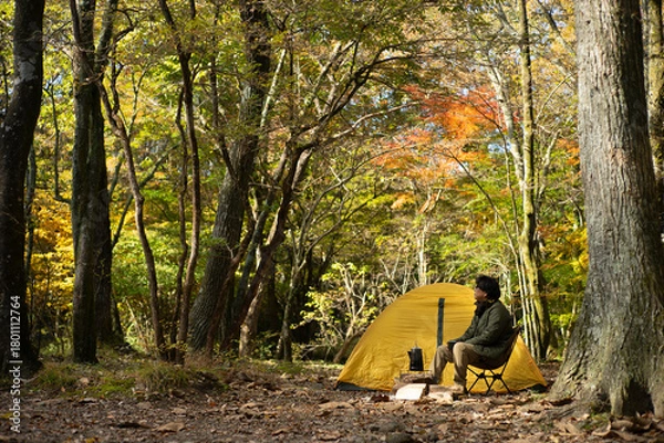 Obraz 秋のソロキャンプ を楽しむ男性