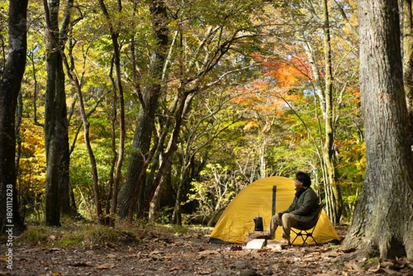 Obraz 秋のソロキャンプ を楽しむ男性
