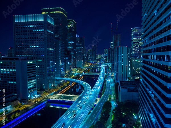 Obraz 大阪の夜景　大阪中之島のハイウェイを走る車