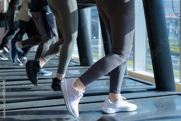 Obraz スポーツジムでトレーニングをする男女　撮影協力:スポーツクラブ&サウナスパ　ルネサンス幕張24