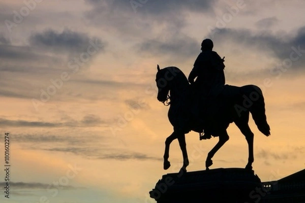 Fototapeta König-Johann-Denkmal auf dem Theaterplatz in Dresden Sonnenuntergang 