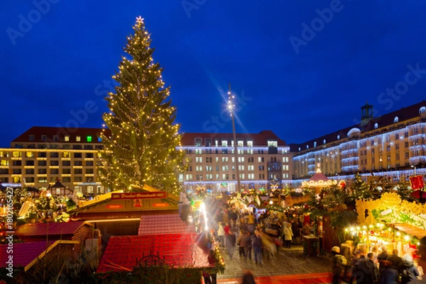 Obraz Panoramic view of the Striezelmarkt Christmas market in Dresden, Germany