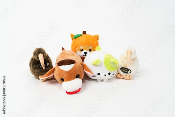 Obraz カラフルな動物ぬいぐるみが並ぶ可愛い光景