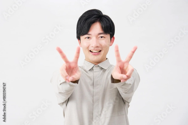 Obraz 男性　20代　ピースサイン　白背景