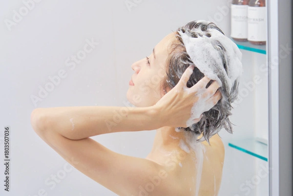 Obraz バスルームで髪を洗う女性