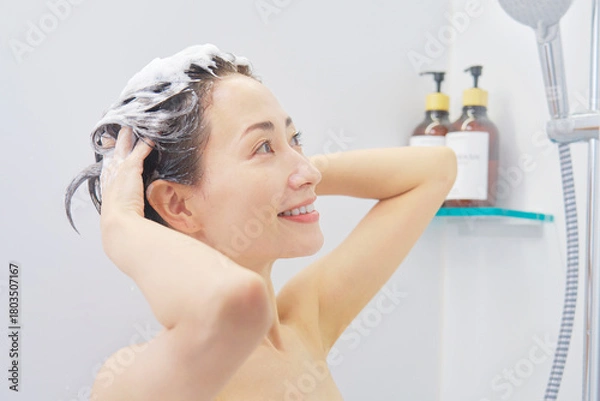 Obraz バスルームで髪を洗う女性