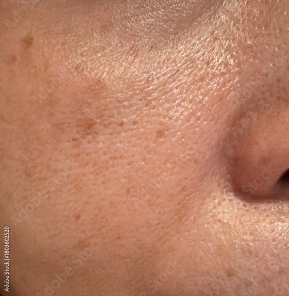 Obraz 50代女性のリアルな肌。シミ、肝斑、毛穴、シワ、たるみ。