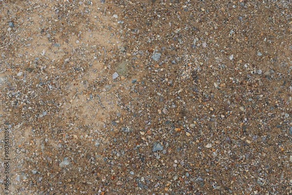 Obraz 風化と経年劣化によるテクスチャ：赤い土に石が散らばるのクローズアップ