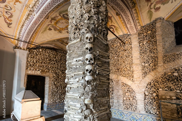 Fototapeta Evora, Portugalia, 17 sierpnia 2017: Capela dos Ossos została zbudowana w XVI wieku przez franciszkańskiego mnicha, aby skłonić współbraci do kontemplacji i przekazać przesłanie życia, które jest przemijające.