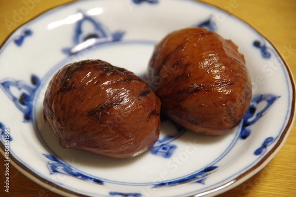 Obraz 栗の渋皮煮　-栗を渋皮ごと砂糖で煮た日本の伝統的なお菓子-