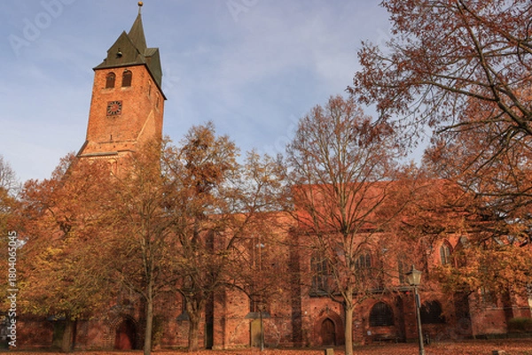 Fototapeta Imposante Backsteinkirche St. Nikolai in Gardelegen, seit dem Krieg nur zum Teil wieder aufgebaut