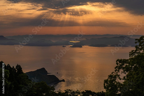 Fototapeta 竜洞山展望所から望む薄明光線