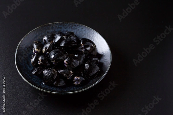 Obraz 皿に盛られた大きなヤマトシジミ　黒背景
