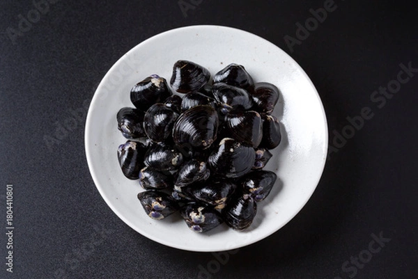 Obraz 皿に盛られた大きなヤマトシジミ　黒背景