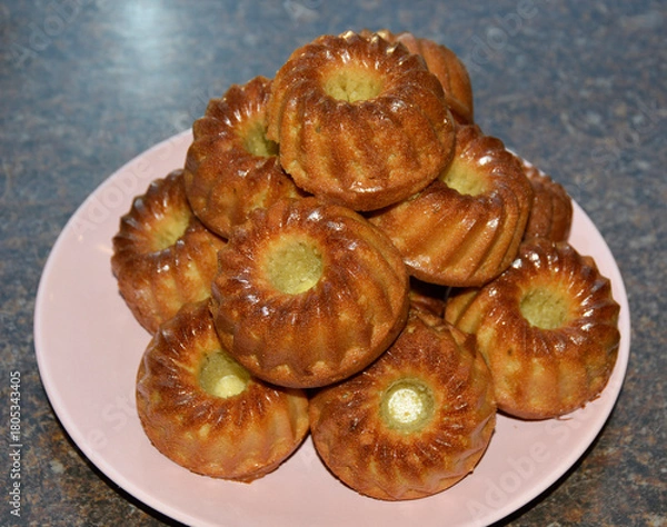 Obraz delicious, ready-made muffins on a plate are ready to eat. A fragrant dessert after baking in the oven. A tasty treat for children and adults. Sweetness for tea or coffee.