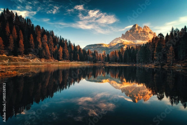 Obraz Widok z lotu ptaka Lago Antorno, Dolomity, krajobraz górski jeziora ze szczytem Alp, Misurina, Cortina d'Ampezzo, Włochy