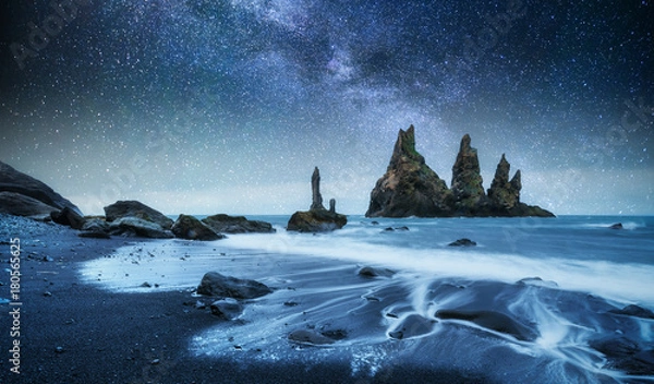 Fototapeta The Rock Troll Toes. Klify Reynisdrangar. Plaża z czarnym piaskiem. Islandia