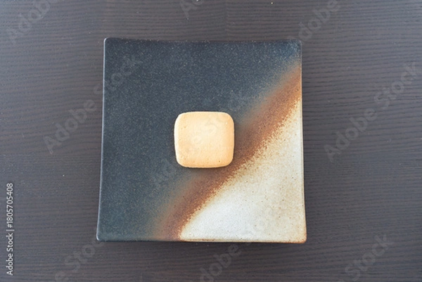 Obraz 黒と白の皿に置かれた羽二重餅サブレの俯瞰写真