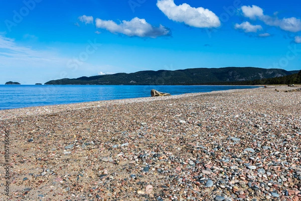 Obraz Natural Beach on the Great Lakes Shore on Agawa Bay in Lake Superior Provincial Park in Ontario, on the morning sun
