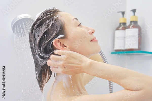 Obraz シャワーで髪を洗い流す女性