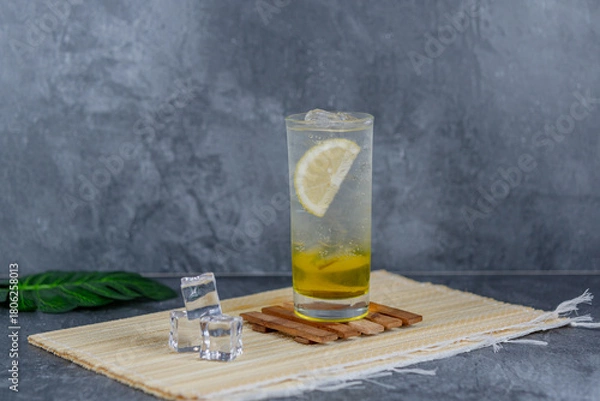 Fototapeta Lime squash is a tangy, refreshing drink made by mixing lime juice, sweetener, and sparkling water over ice. Perfect for hot days, it’s zesty, thirst-quenching, and naturally vibrant.