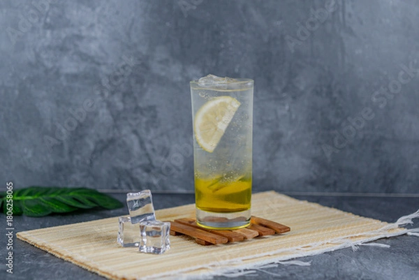 Fototapeta Lime squash is a tangy, refreshing drink made by mixing lime juice, sweetener, and sparkling water over ice. Perfect for hot days, it’s zesty, thirst-quenching, and naturally vibrant.