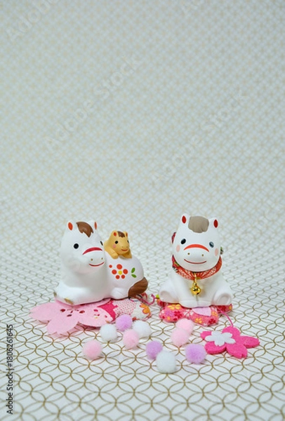 Fototapeta 可愛い馬の置物と正月用の小物の年賀状素材