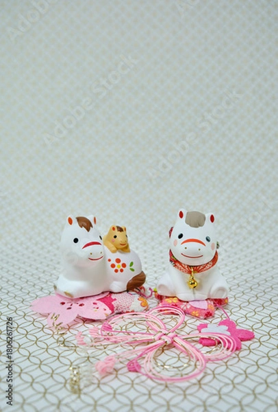 Fototapeta 可愛い馬の置物と正月用の小物の年賀状素材