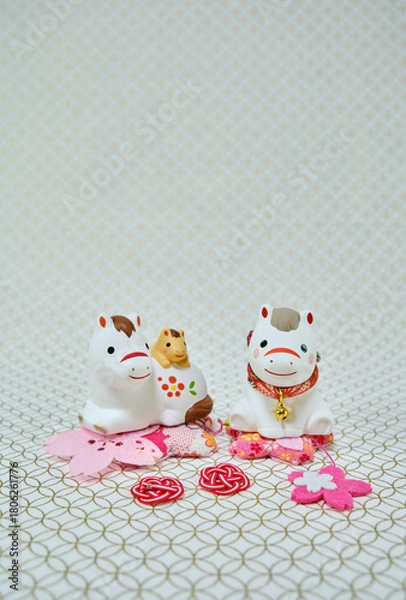 Fototapeta 可愛い馬の置物と正月用の小物の年賀状素材