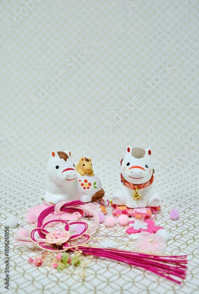 Fototapeta 可愛い馬の置物と正月用の小物の年賀状素材
