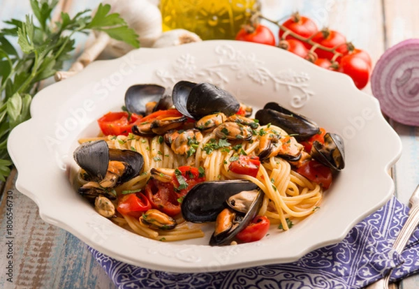 Obraz spaghetti with mussels tomatoes and parsley
