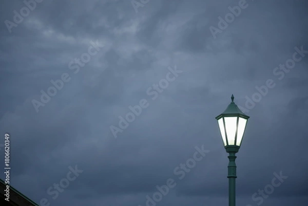 Fototapeta ランタン型街路灯と曇り空