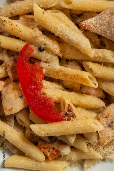 Obraz alfredo chicken pasta,Alfredo sauce with cooked penne rigate pasta in creamy sauce and juicy chicken in white plate.Top view.