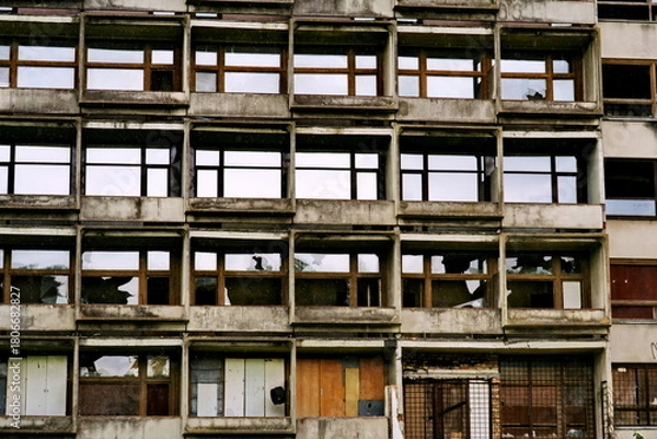 Fototapeta Façade d'immeuble abandonné en ruine.