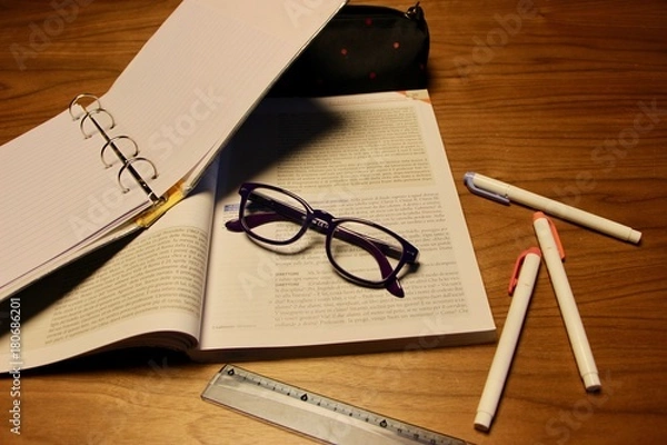 Obraz quaderni e penne con occhiali