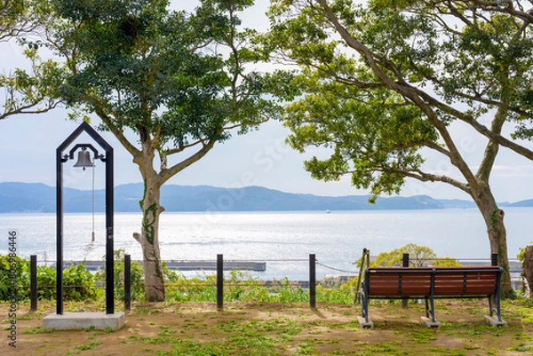 Fototapeta 海を望む展望台の鐘とベンチ