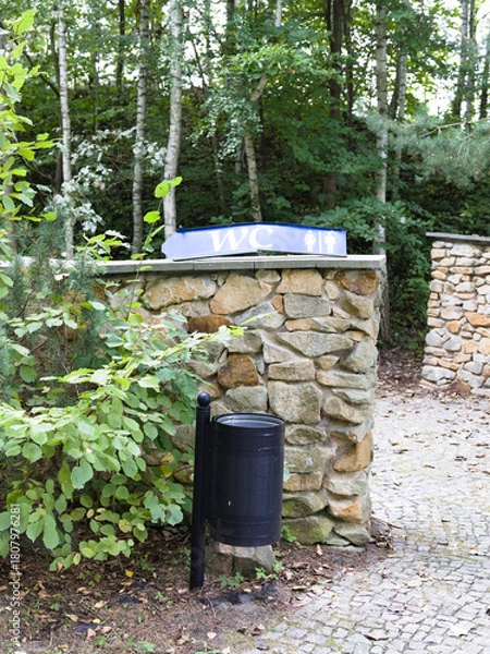 Obraz trash can and restroom sign