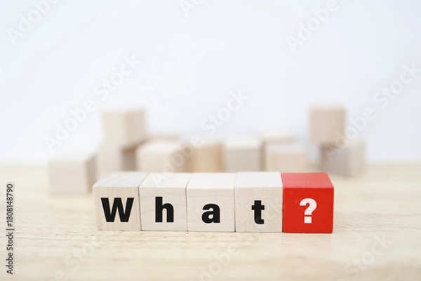 Fototapeta 白背景のWhatブロックと赤い疑問符のコピースペース構図。