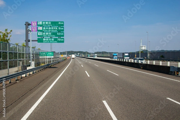 Fototapeta The Shin-Tomei Expressway running along the Tenryu River