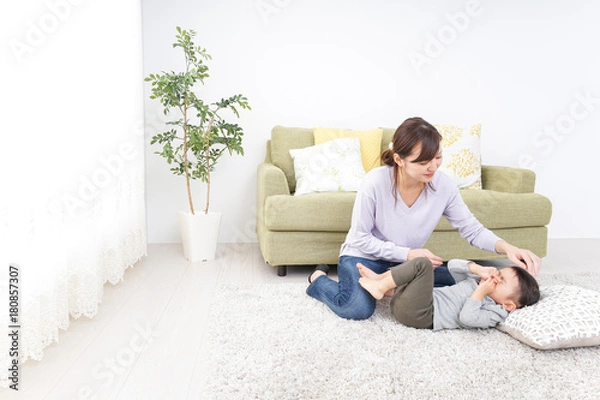 Fototapeta 子どもを寝かせるお母さん