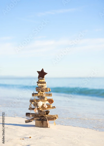 Obraz Rustic Christmas Tree on a beach with ocean waves background