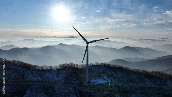 Obraz 높은 산 속의 풍력발전기 드론 사진