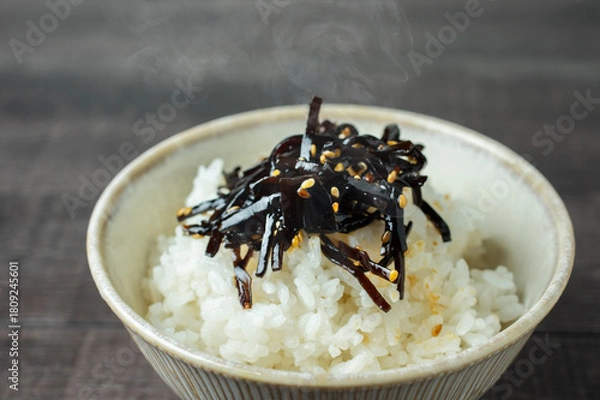 Obraz ほかほかご飯に乗せたゴマ昆布