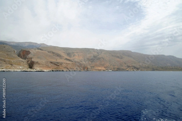 Fototapeta La sortie des gorges d'Aradaina à l'ouest de Loutro près d'Anopoli dans les Sfakia en Crète